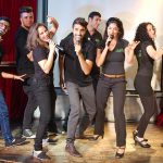 קופון לחגיגה של אוכל ומוזיקה בפאנץ' ליין הכשרה כניסה למופע עם מלצרים מזמרים, פלטת בשרים שווה ופלטת קינוחים מתוקים ב-134 ₪ לזוג