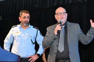 יניר מלך מנכ"ל אביר יחד עם ניצב שמעון לביא קרדיט צילום: אביר ביטחון
