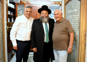 עמותת "יד עזר לחבר" בחיפה בית כנסת חדש בו נערך טקס קביעת המזוזה אותה קבעו ועליה בירכו הראשל"צ צילומים: יוסף (ג'ו) הירש